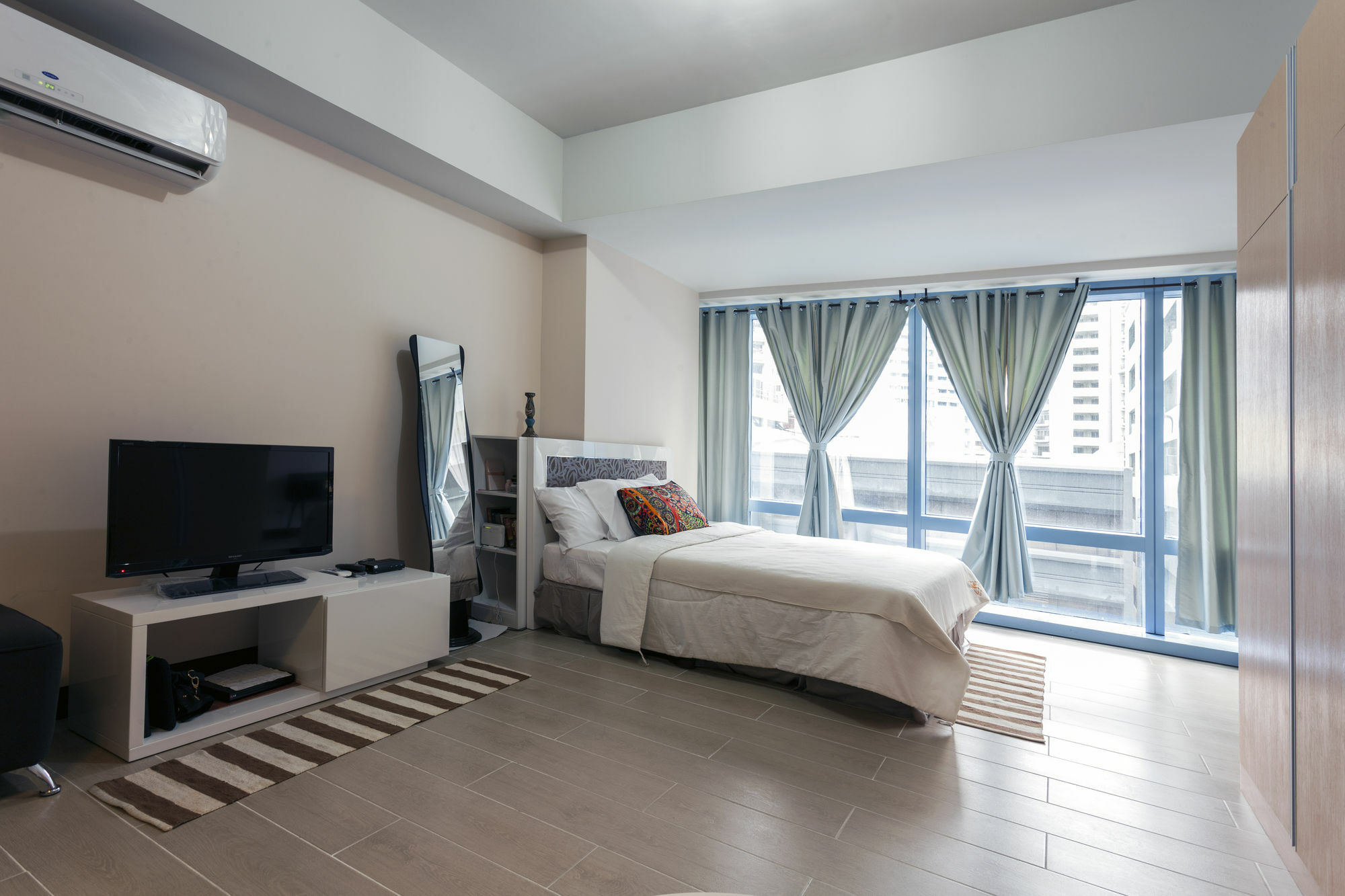 Csuites At Two Central Residences Makati City Exterior foto