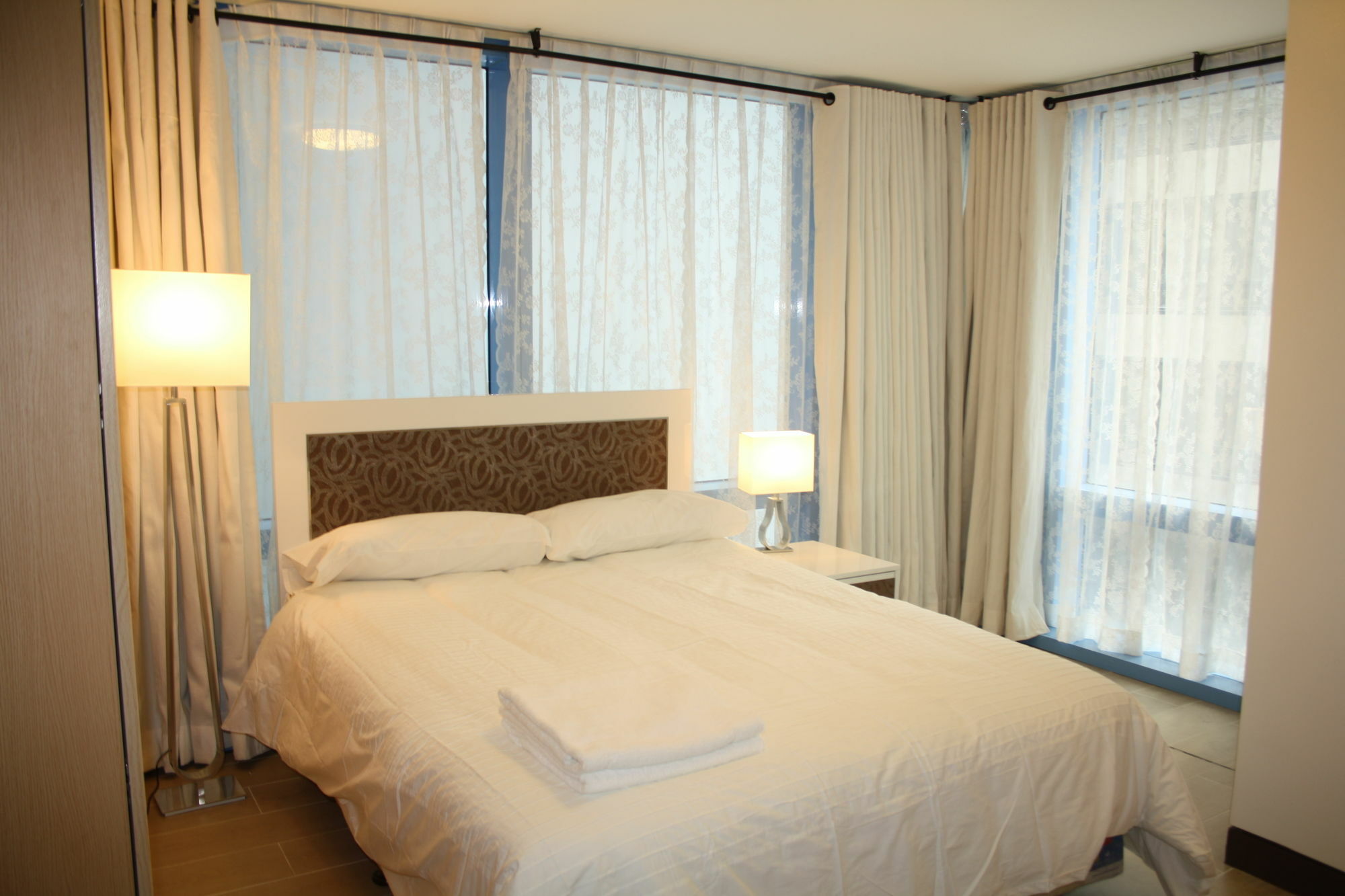 Csuites At Two Central Residences Makati City Exterior foto