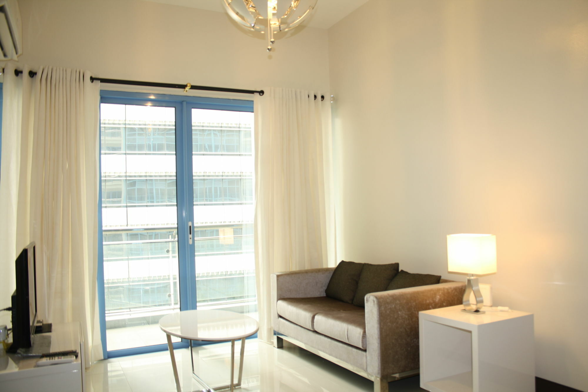 Csuites At Two Central Residences Makati City Exterior foto