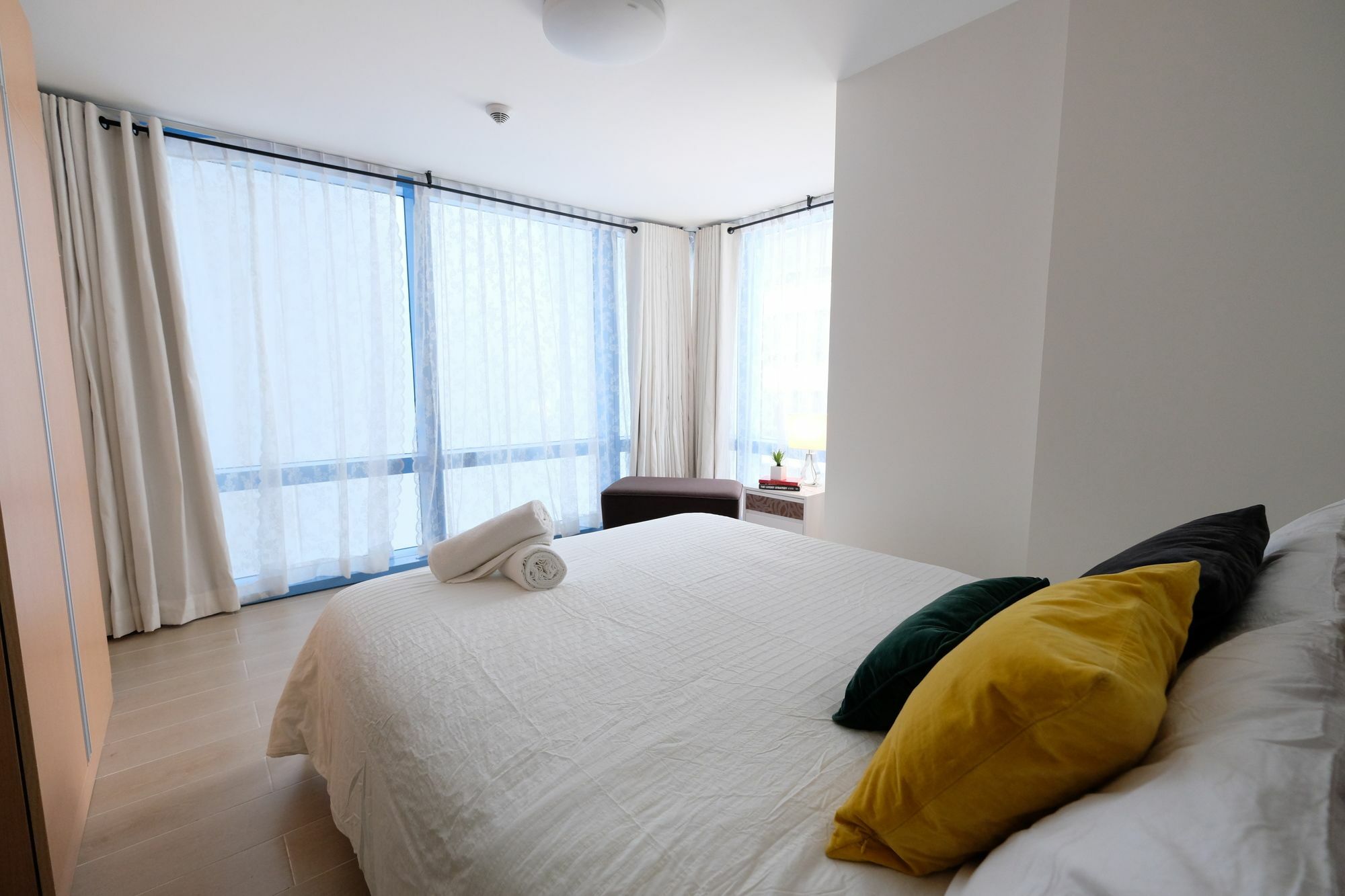 Csuites At Two Central Residences Makati City Exterior foto