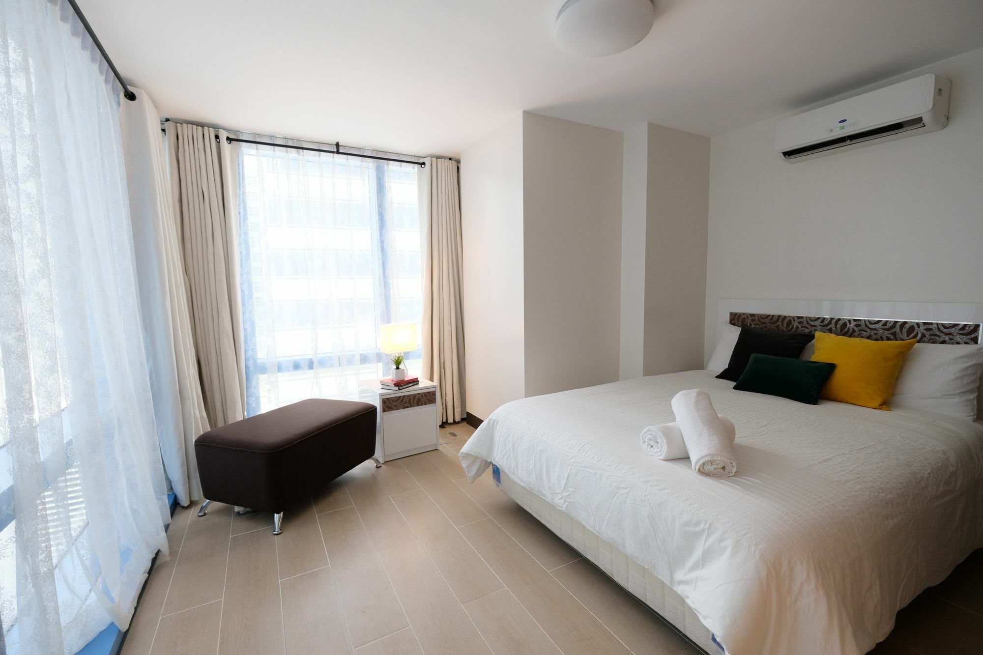 Csuites At Two Central Residences Makati City Exterior foto