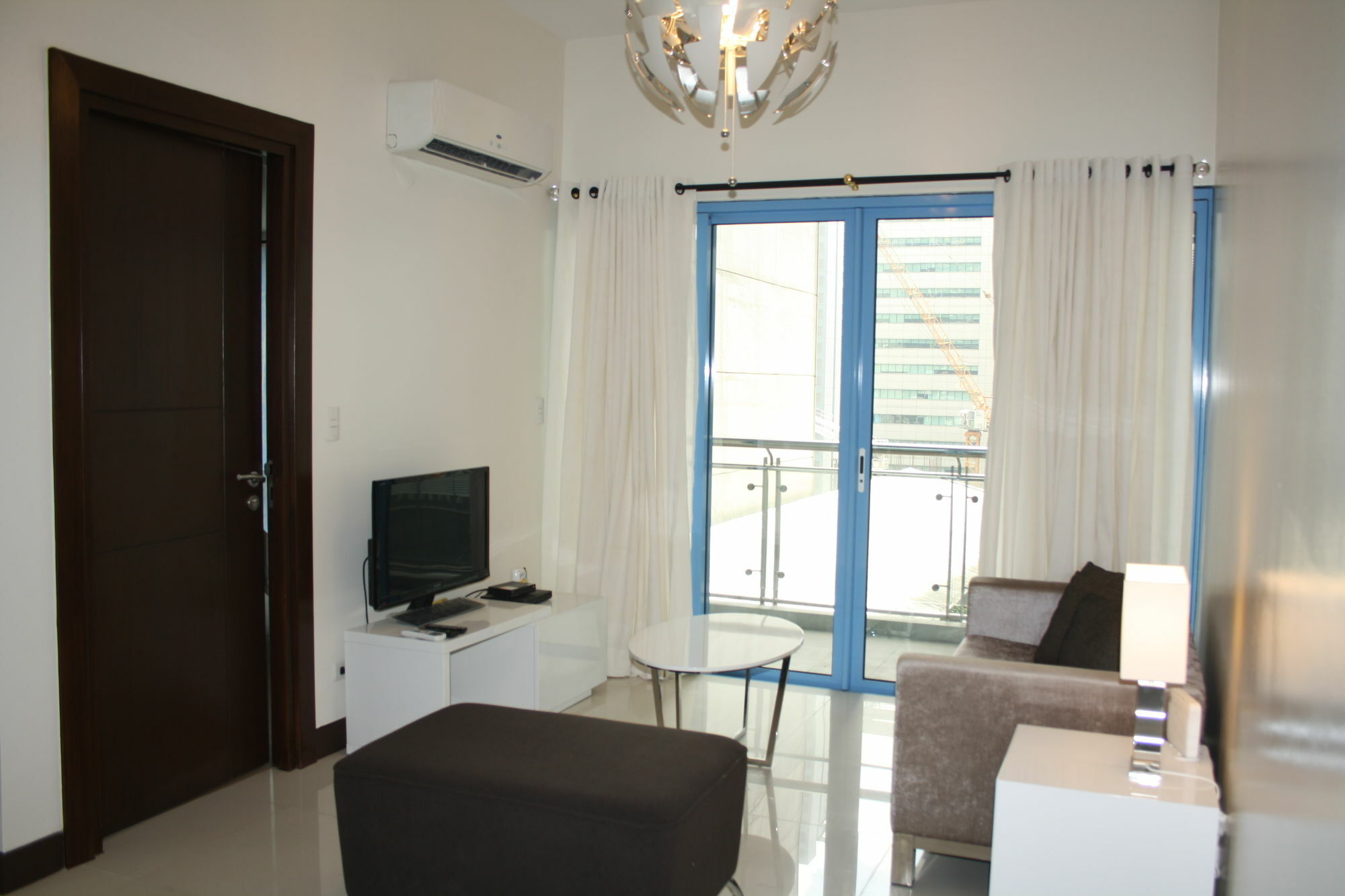 Csuites At Two Central Residences Makati City Exterior foto